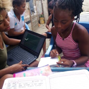 Con “las uñas”, así trabajan los docentes de Leticia y Recreo en época de pandemia Con “las uñas”, así trabajan los docentes de Leticia y Recreo en época de pandemia