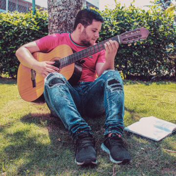 “Juan Diego canta tu historia”, singular estrategia de un canta-autor vallenato