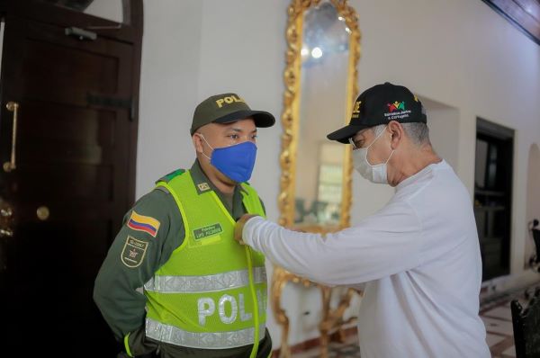 Policía a quien le escupieron la cara y no dijo ni “mu”, fue condecorado por Dau