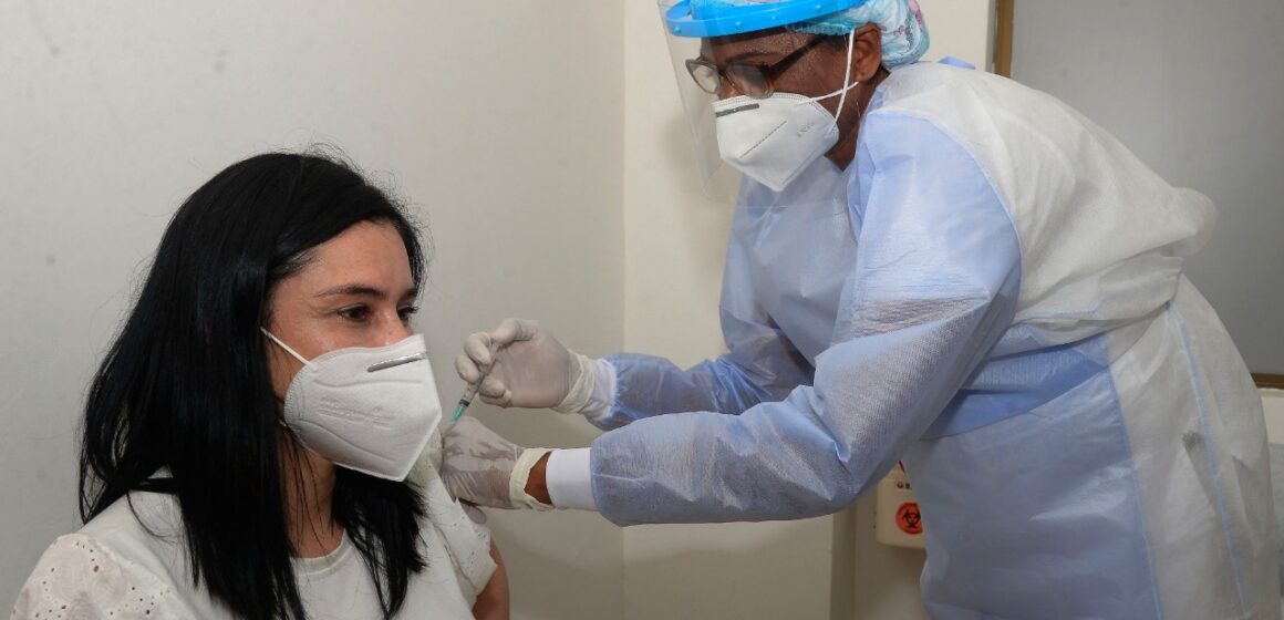 Vacunación en Cartagena será en IPS, Coliseo de Combate y Centro de Convenciones