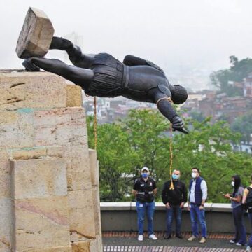 ¿Qué estatua erigirías en los pedestales mutilados para corregir los errores del pasado?