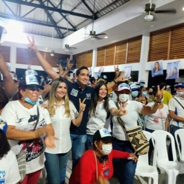 Carlos Antonio Guerra sacó su casta, llenó el Napoleón Perea para las candidatas Nadia y Juliana Carlos Antonio Guerra sacó su casta, llenó el Napoleón Perea para las candidatas Nadia y Juliana