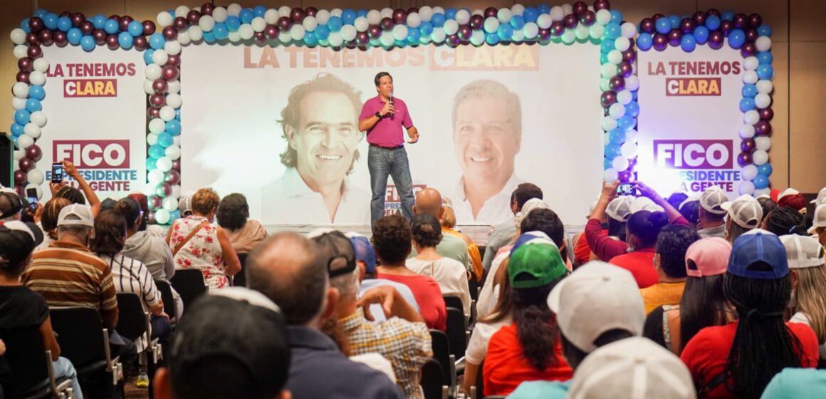 En Cartagena, en un salón Barahona repleto, vice de Fico termina su agenda en Bolívar