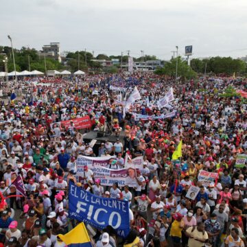 Fico Gutiérrez lideró masiva manifestación en el Coliseo de Combate de Cartagena