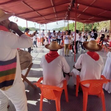 La cumbia se pasea por el rio llevando el mensaje de la verdad y no repetición La cumbia se pasea por el rio llevando el mensaje de la verdad y no repetición