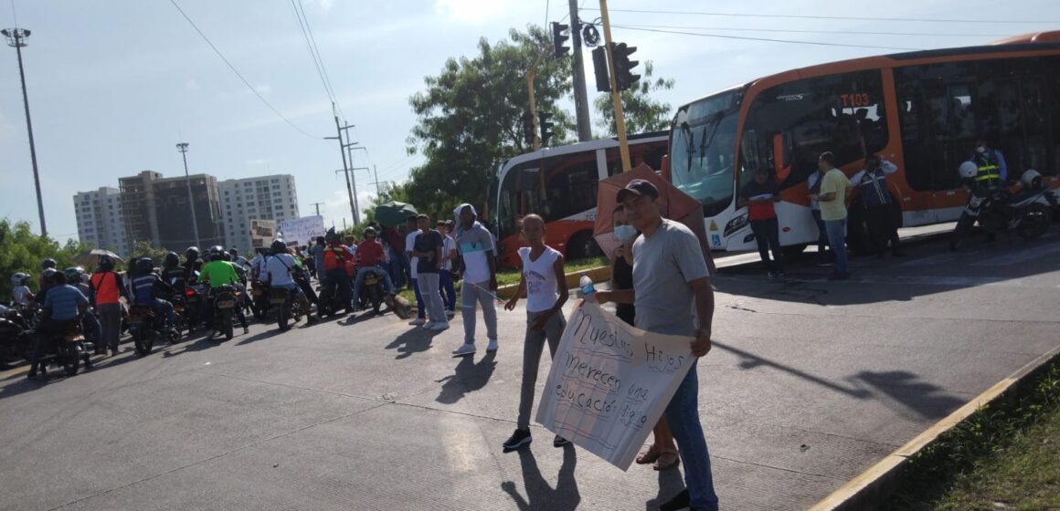 Después del bloqueo, le pusieron atención a comunidad del Colegio Luis Carlos Galán en El Pozón Después del bloqueo, le pusieron atención a comunidad del Colegio Luis Carlos Galán en El Pozón