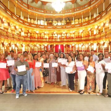 Distrito entrega 42 becas en maestrías y doctorados a docentes