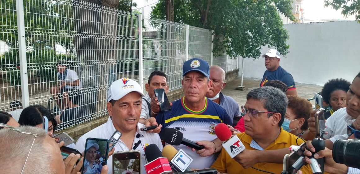 Muchos se pegaron a la campaña convocada por Dumek Turbay para recuperar las canchas de Alameda Muchos se pegaron a la campaña convocada por Dumek Turbay para recuperar las canchas de Alameda