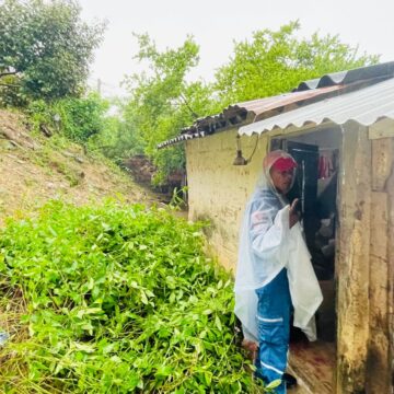 A pesar de la intensa lluvia, solo deslizamientos menores y árboles caídos