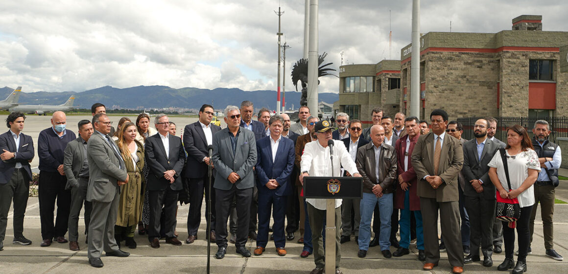 Salario mínimo 2023 será de 1 millón 300 mil pesos, incluido transporte Salario mínimo 2023 será de 1 millón 300 mil pesos, incluido transporte
