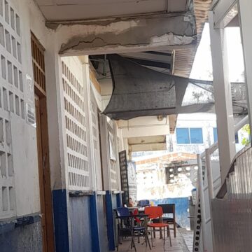 En Tierrabomba, más de 1.000 estudiantes regresan a un colegio que se cae a pedazos