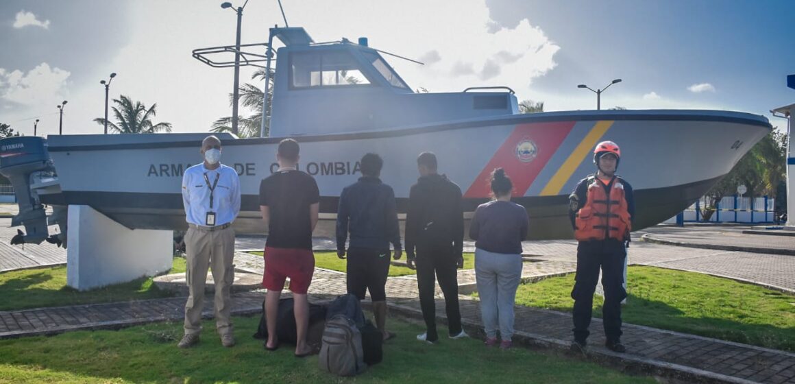Armada rescata 5 migrantes que fueron robados y abandonados en una isla