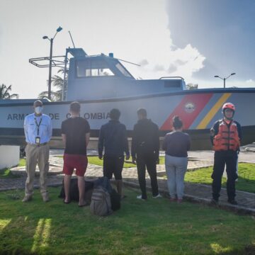 Armada rescata 5 migrantes que fueron robados y abandonados en una isla Armada rescata 5 migrantes que fueron robados y abandonados en una isla