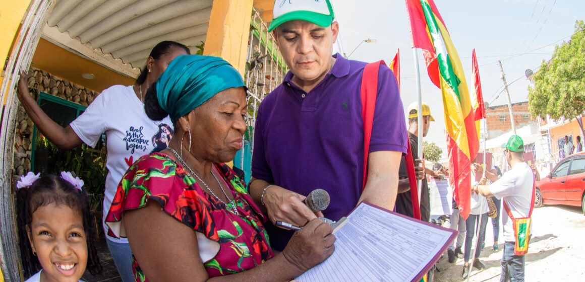 Fuerte y firme, así es la recolección de firmas del precandidato a la Alcaldía de Cartagena, Javier Doria