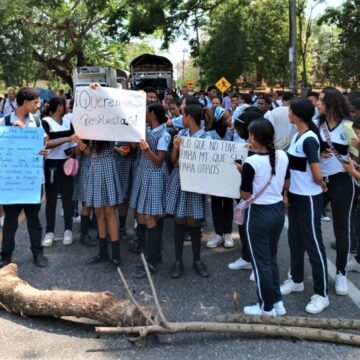 Comunidad educativa de Santa Catalina protestó por múltiples problemas en los colegios Comunidad educativa de Santa Catalina protestó por múltiples problemas en los colegios