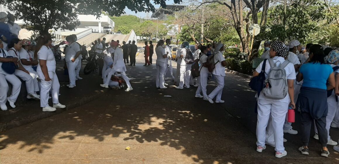 Paro de batas blancas en el HUC por falta de pago