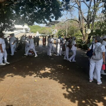 Paro de batas blancas en el HUC por falta de pago