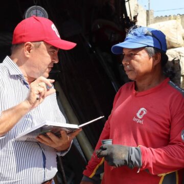 William García saluda y toma nota para construir su plan de gobierno