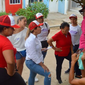 Claudia Espinosa divulga puerta a puerta su programa de gobierno en Turbaco