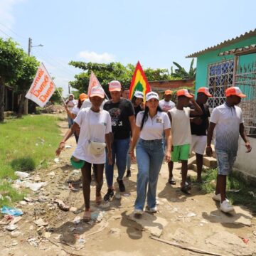 Liliana Majana, esposa de Dumek, habla de su política social en un recorrido por Nuevo Paraíso