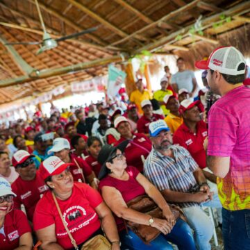 Hasta el último momento, Yamil sigue socializando sus propuestas en las comunidades