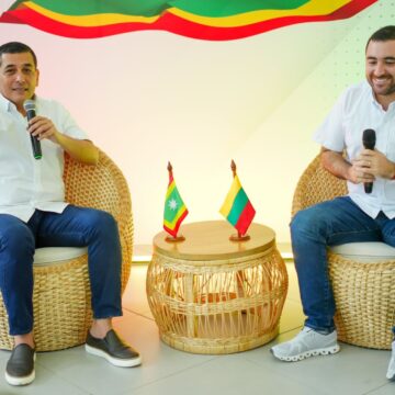 A diferencia de Dau, Dumek usa Facebook live para construir alianzas estratégicas