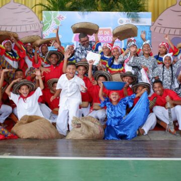 Gran colorido, música y tradición en el Festival  Escolar Jorge García Usta