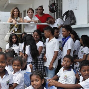 Alcaldesa agradeció dotación de kits escolares a comunidad de San José de Chiquito