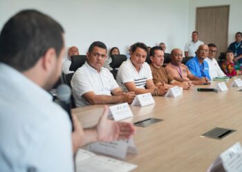 Gobernador lidera consenso para regularizar el servicio de taxi desde Cartagena a municipios vecinos 