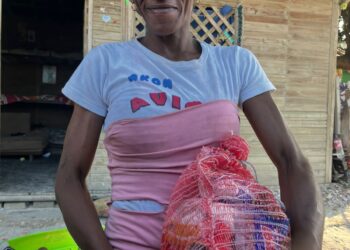 Un buen gesto de Cemento País, entrega mercados a familias del barrio Boston