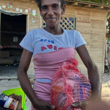 Un buen gesto de Cemento País,  entrega mercados a familias del barrio Boston